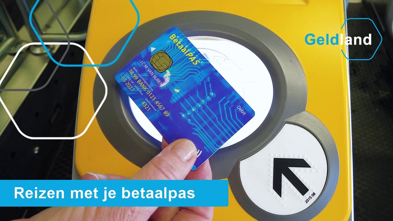 Betaalpas bij OV-chipkaartlezer, tekst 'Reizen met je betaalpas'.