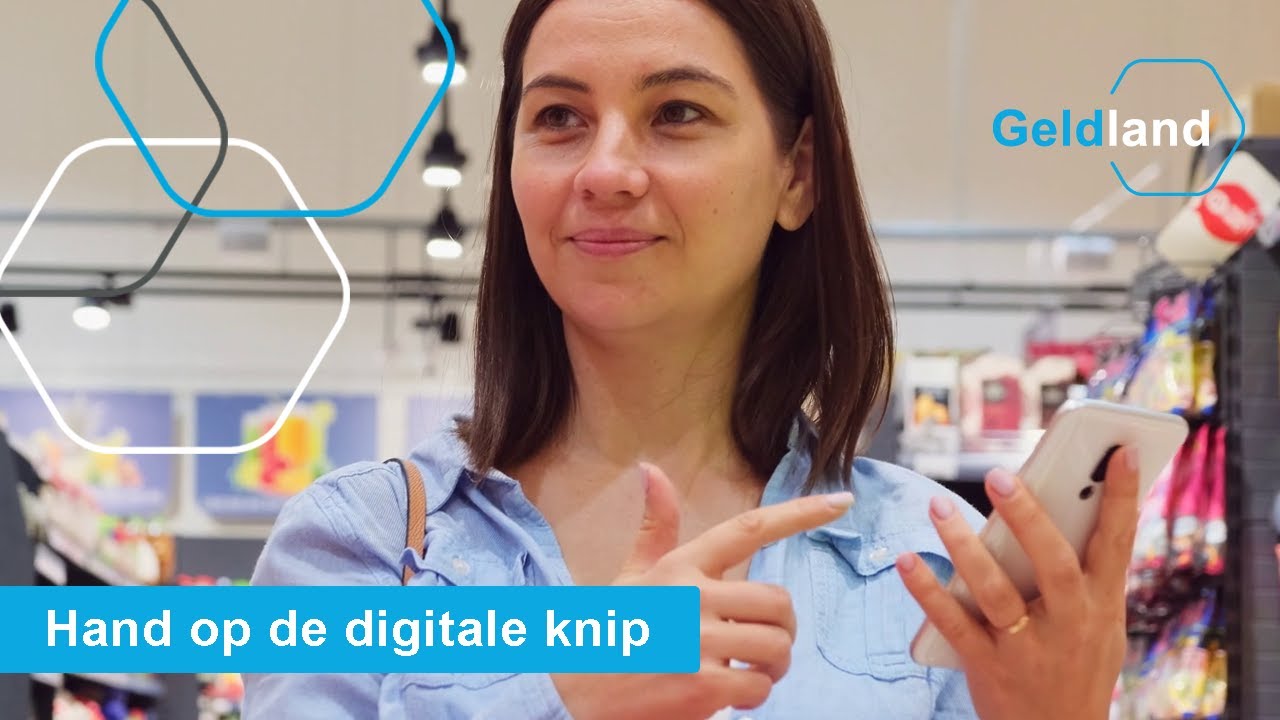 Vrouw gebruikt smartphone in winkel, tekst 'Hand op de digitale knip' voor budgetbeheer.