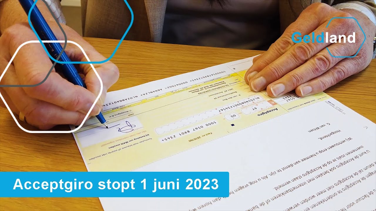 Persoon vult een acceptgiro in, tekst 'Acceptgiro stopt 1 juni 2023'.