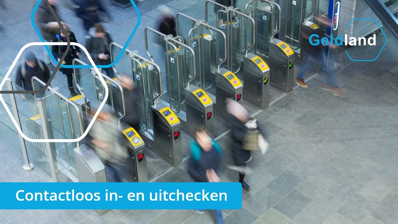 Mensen bij OV-poortjes, tekst 'Contactloos in- en uitchecken'.