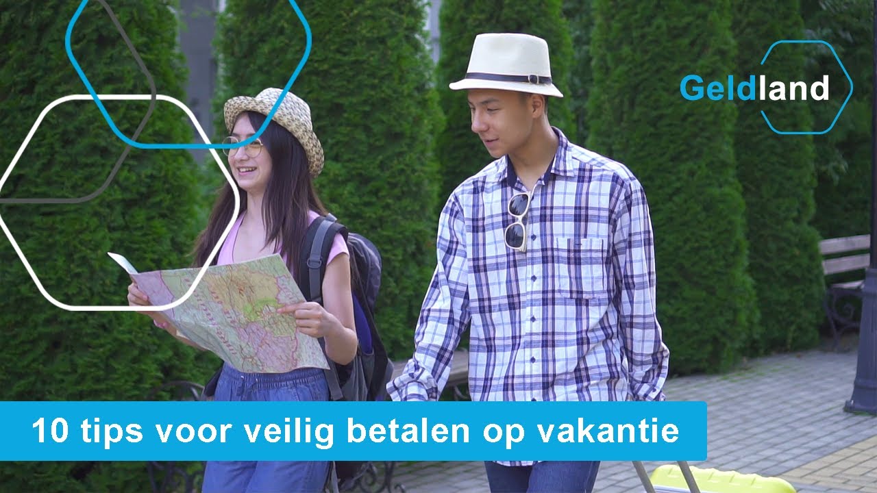 Jonge vrouw en man met kaart en koffer, tekst '10 tips voor veilig betalen op vakantie'.