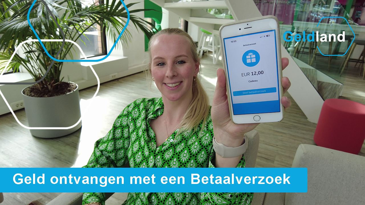 Vrouw in groene blouse presenteert een betaalverzoek app met 'EUR 12,00 Cadeau' op het scherm in een licht kantoor.