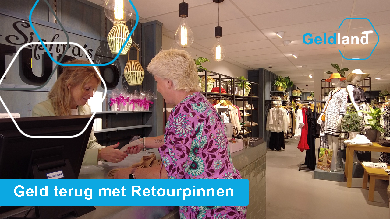 Winkelmedewerker helpt klant met retourpinnen bij de kassa in een kledingwinkel. Tekst: 'Geld terug met Retourpinnen'.