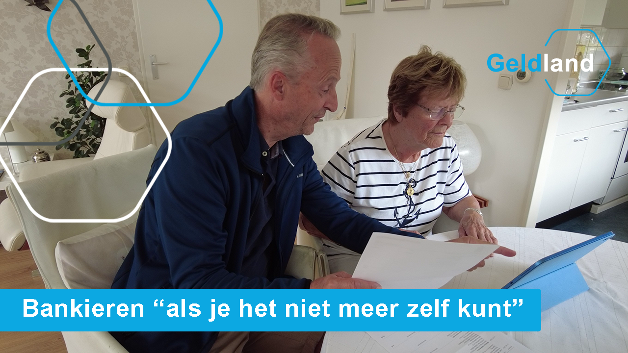 Oudere man en vrouw bespreken bankdocumenten en tablet, tekst: 'Bankieren als je het niet meer zelf kunt'. Voorlichting over bankmachtiging.