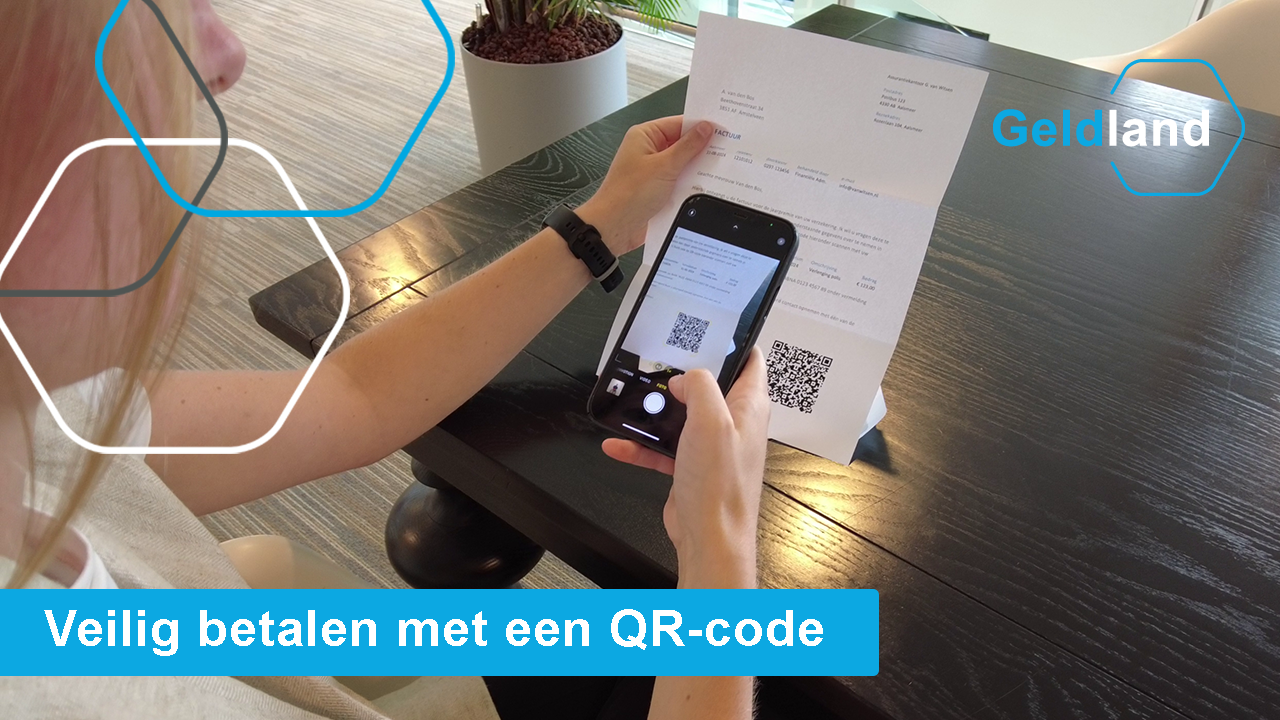 Persoon gebruikt smartphone om een QR-code op een factuur te scannen voor een veilige betaling. Tekst: Veilig betalen met een QR-code.