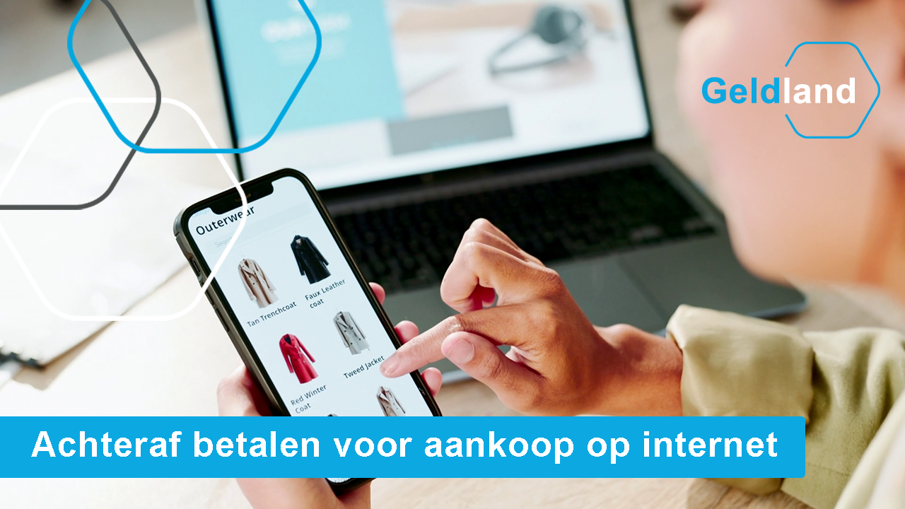 Hand selecteert kleding in online winkel op smartphone; tekst in beeld: 'Achteraf betalen voor aankoop op internet'.