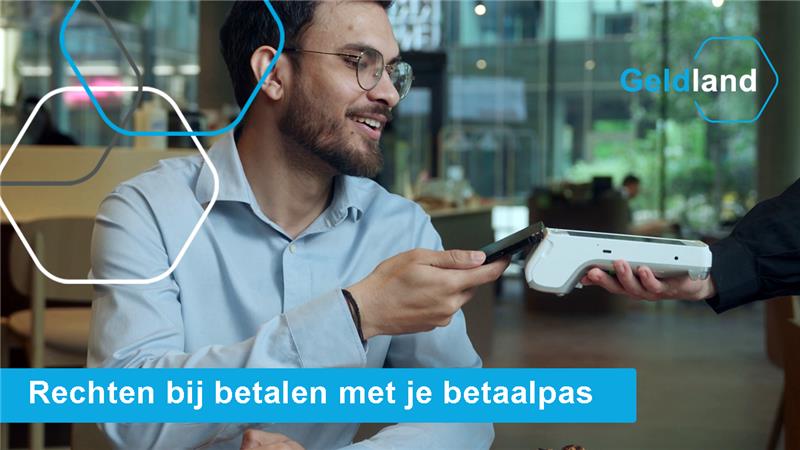 Een man glimlacht terwijl hij zijn betaalpas of telefoon tegen een pinautomaat houdt om te betalen. In beeld staat het Geldland-logo en onderaan de tekst: "Rechten bij betalen met je betaalpas" in een blauwe balk.
