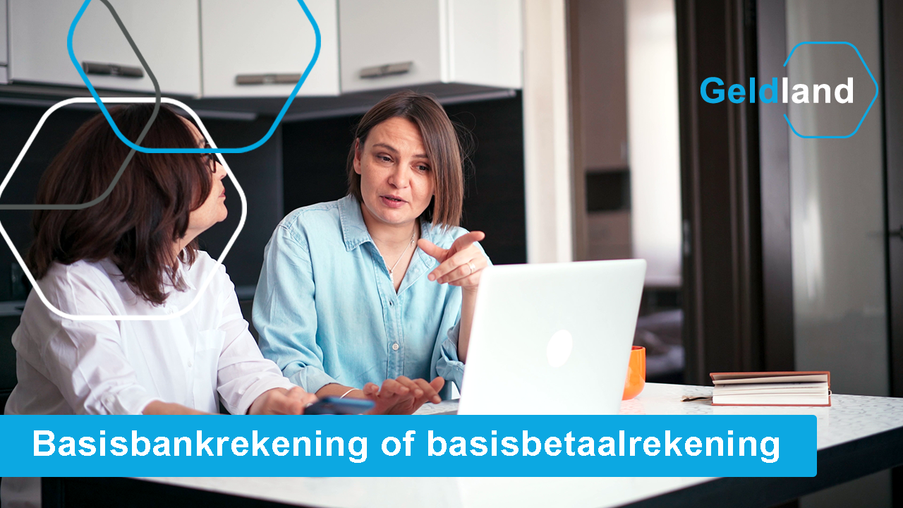 Twee personen bespreken online bankzaken aan een keukentafel met een laptop tijdens een uitleg over een basisbankrekening.